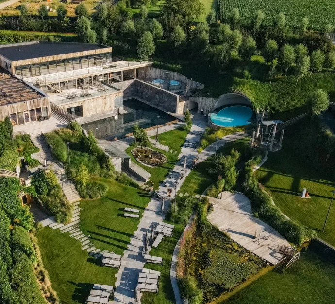 Luchtfoto van een publiek saunacomplex, aangesloten bij Relaxy
