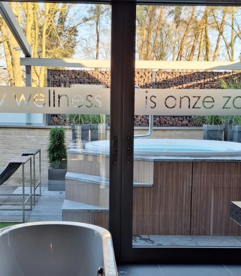 Sauna Complex Aqua met jacuzzi op terras.